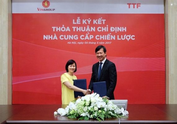 cú bắt tay Vingroup